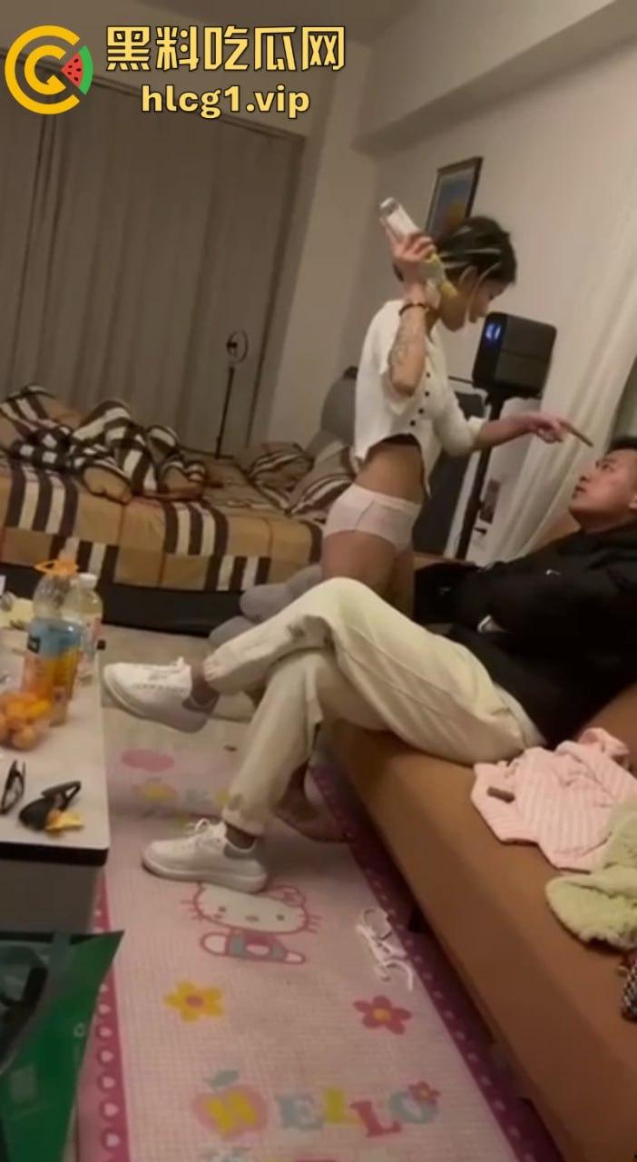 山东临沂 16岁精神小妹街头殴打三轮车司机 后续爆出一顿饭就能无套中出!-9