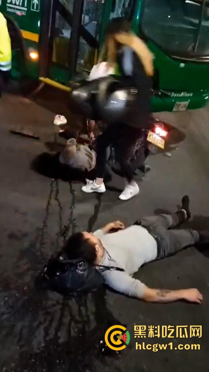 血腥慎点！老外街头飙车撞上公交当场暴毙 无码现场视频流出满地脑浆-7