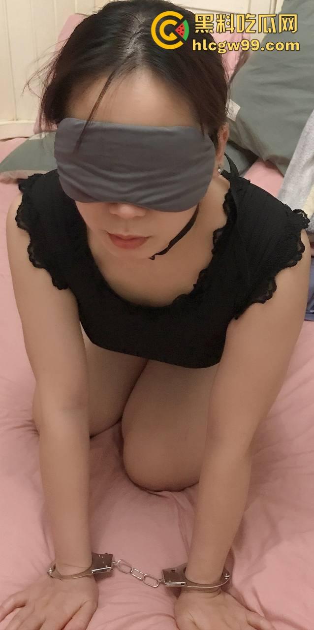 青岛绿帽大神秀翻了,带着婚戒的完美淫妻被猛男轮操3P,狗爬口爆吞精,蒙眼换人一人戳一炮!-7