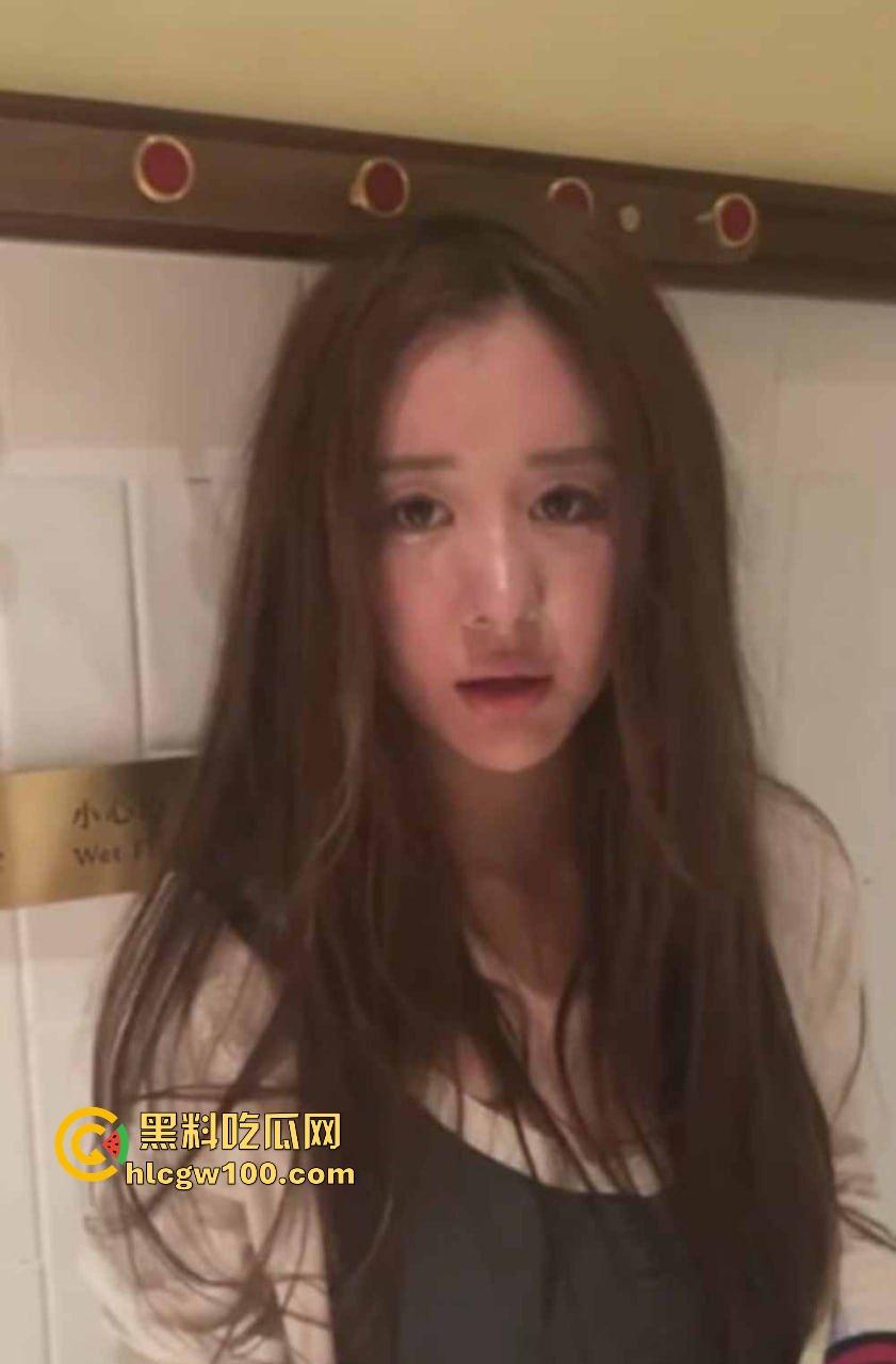 成都抖音网红【恩伊】造谣不成被暴揍，卫生间被当事人按头修理，下跪认错全程狼狈，脸丢得比裤子还快！-10