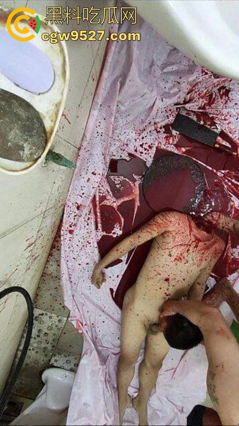 暗网越南屠夫案，男子自愿被杀，多角度砍头血如泉涌，干脆利落几秒剁头，现场原视频流出！-9