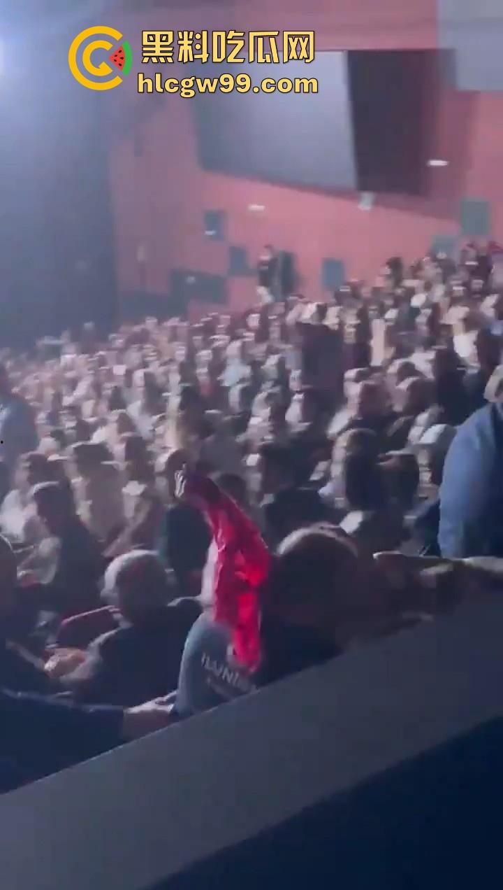 欧洲爱国者峰会再添骚乱!赤裸上身女权人士冲进了会场抗议,抗议内容写在奶子上,这点好评。-3