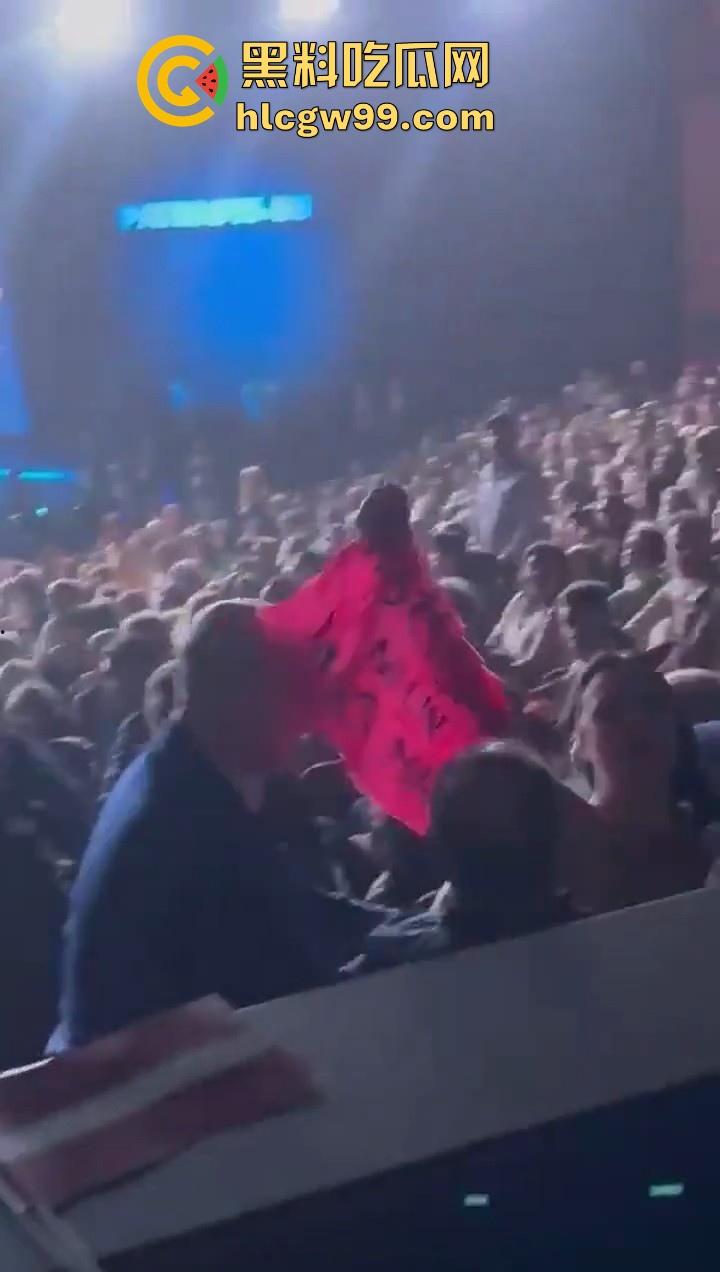 欧洲爱国者峰会再添骚乱!赤裸上身女权人士冲进了会场抗议,抗议内容写在奶子上,这点好评。-5