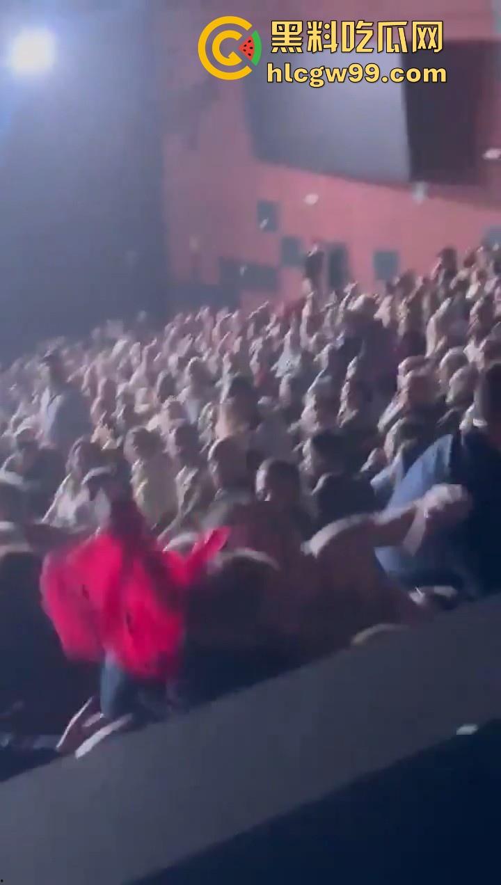 欧洲爱国者峰会再添骚乱!赤裸上身女权人士冲进了会场抗议,抗议内容写在奶子上,这点好评。-6