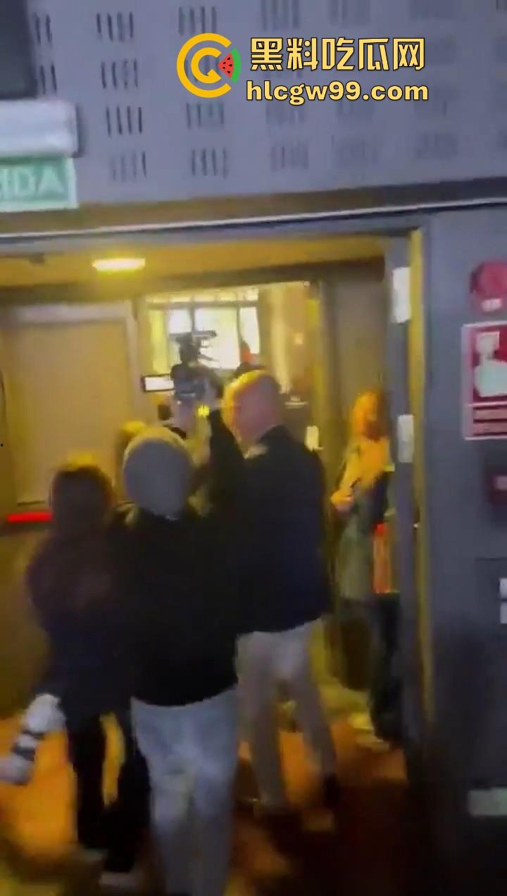 欧洲爱国者峰会再添骚乱!赤裸上身女权人士冲进了会场抗议,抗议内容写在奶子上,这点好评。-8