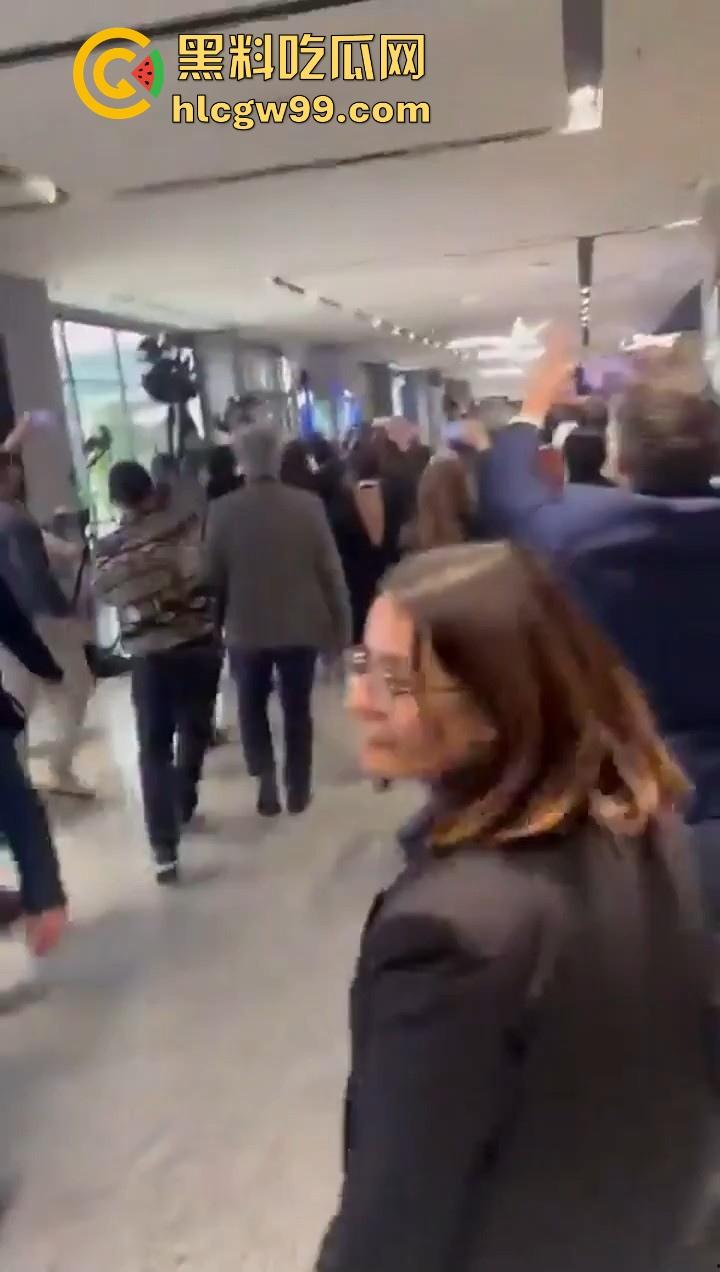 欧洲爱国者峰会再添骚乱!赤裸上身女权人士冲进了会场抗议,抗议内容写在奶子上,这点好评。-11