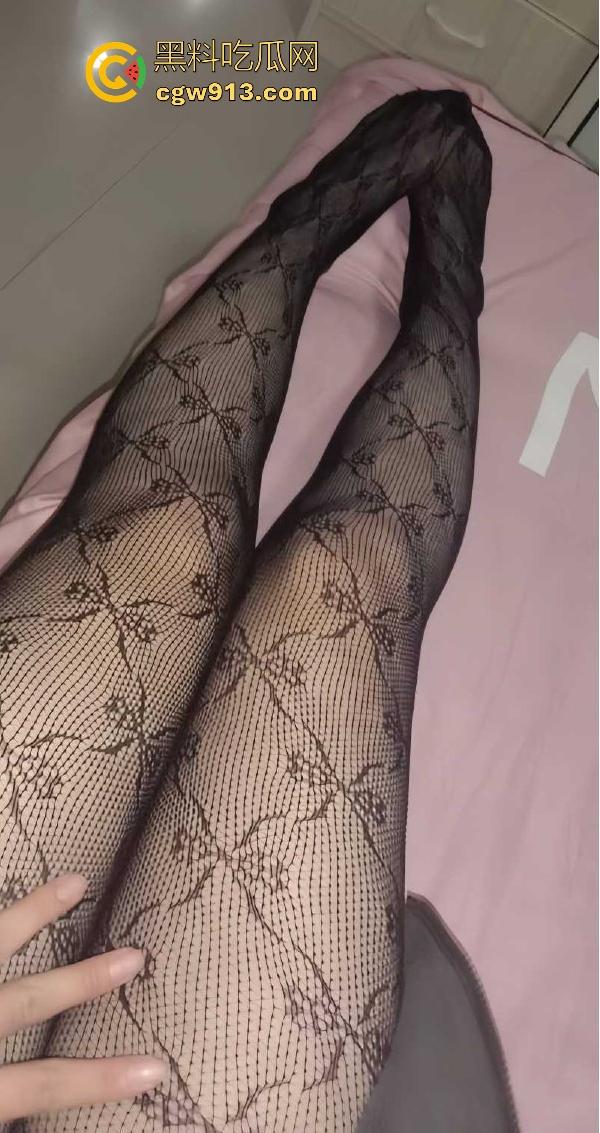 广州白云学院清纯少女【赵莉】私密视频流出，绝美脸蛋黑丝美腿，白嫩淫穴自慰淫水狂喷，简直就是极品！-5