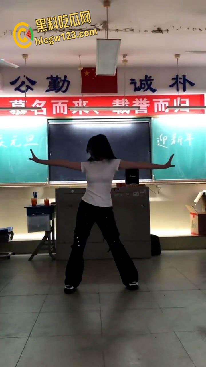 学霸班会跳热舞动作过大把奶罩崩飞了， 男同学在座位上看的前列腺液直流！-4