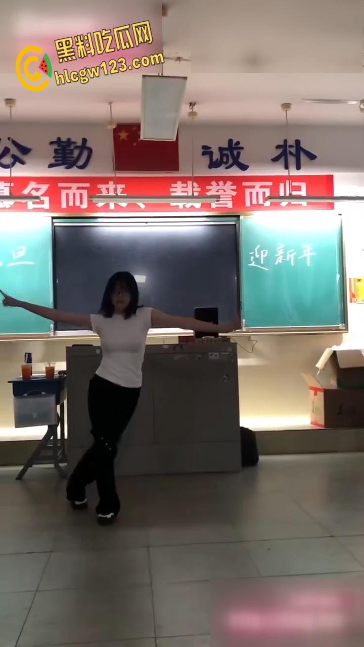 学霸班会跳热舞动作过大把奶罩崩飞了， 男同学在座位上看的前列腺液直流！-5