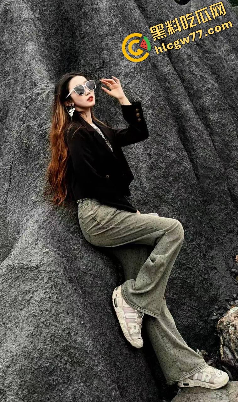 大奶精神小太妹 酒店忘我吃鸡 大屌都要把嘴撑爆了 又被肌肉猛男掐脖爆操 小小身躯十分耐操！-1