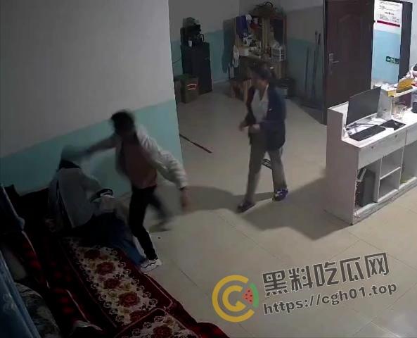 家暴杀妻现场！厨房拿刀照着脖子砍  这是被绿到什么程度才能下手这么狠 血腥慎入-2