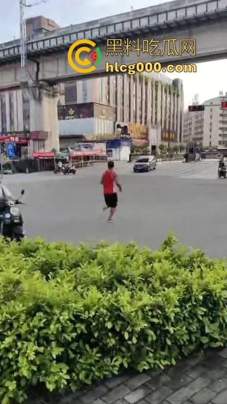 南宁街头惊现持刀捅人，抢劫后无差别捅人，路过行人见人就捅，围观群众惊恐报警，场面触目惊心！-5