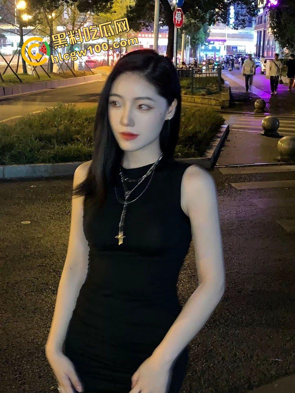 湖北荆门酒店前台小姐【夏妍熙】特殊服务上门约炮大哥，落地镜抱操上位诱惑榨精，独家曝光流出！-3