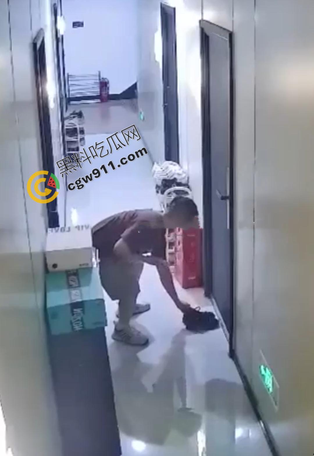 惊悚！变态佬深夜骚扰独居女，偷鞋拍照，诱骗开门，监控揭露惊人阴谋-3