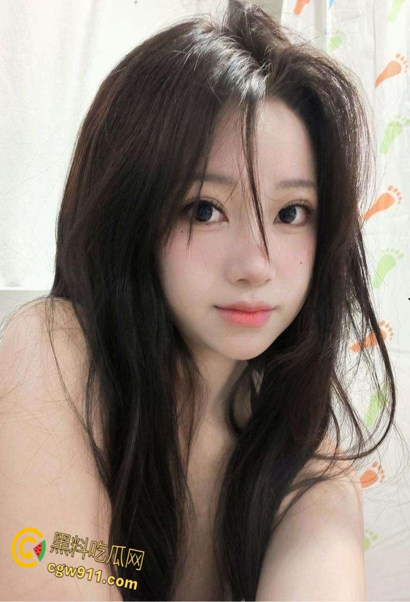 酒店约炮95年眼镜少妇，情趣黑丝道具SM调教，跪地狗趴肛塞口交，无套爆操内射嫩穴，淫荡至极 !-1