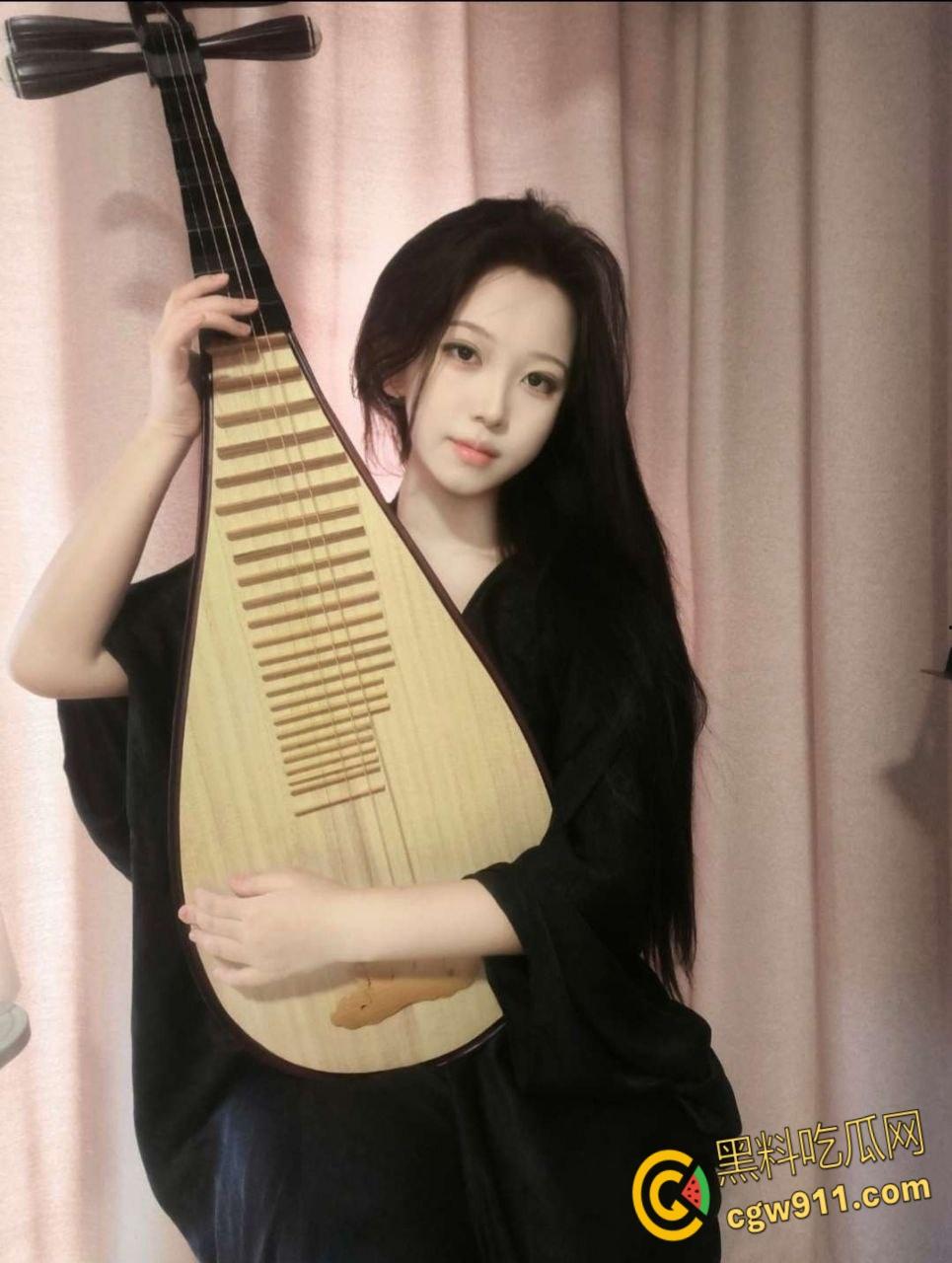 酒店约炮95年眼镜少妇，情趣黑丝道具SM调教，跪地狗趴肛塞口交，无套爆操内射嫩穴，淫荡至极 !-2