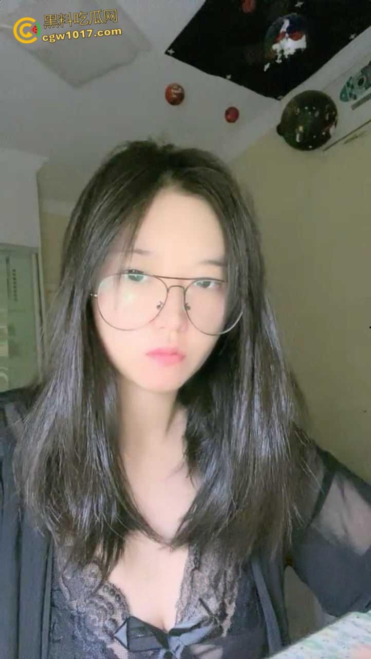 南京林业大学校花【何雯婷】,考研二战独居饥渴难耐,性感内裤塞个小玩具后继续学习,纯纯的清纯反差婊!-1