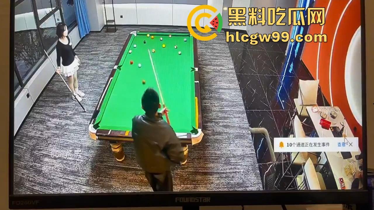 台球厅捉人大戏，老哥找助教练杆法被老婆堵个正着，开球还没完事老婆杀到，他逃她追，妹子吃瓜！-5