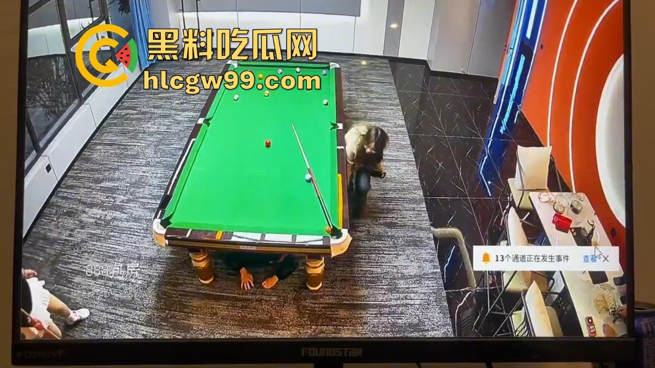 台球厅捉人大戏，老哥找助教练杆法被老婆堵个正着，开球还没完事老婆杀到，他逃她追，妹子吃瓜！-9