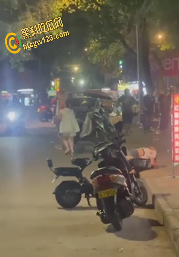 陕西城固县街头发生砍人事件， 疑似纹身男老婆出轨， 小白脸被当场杀头 !-4