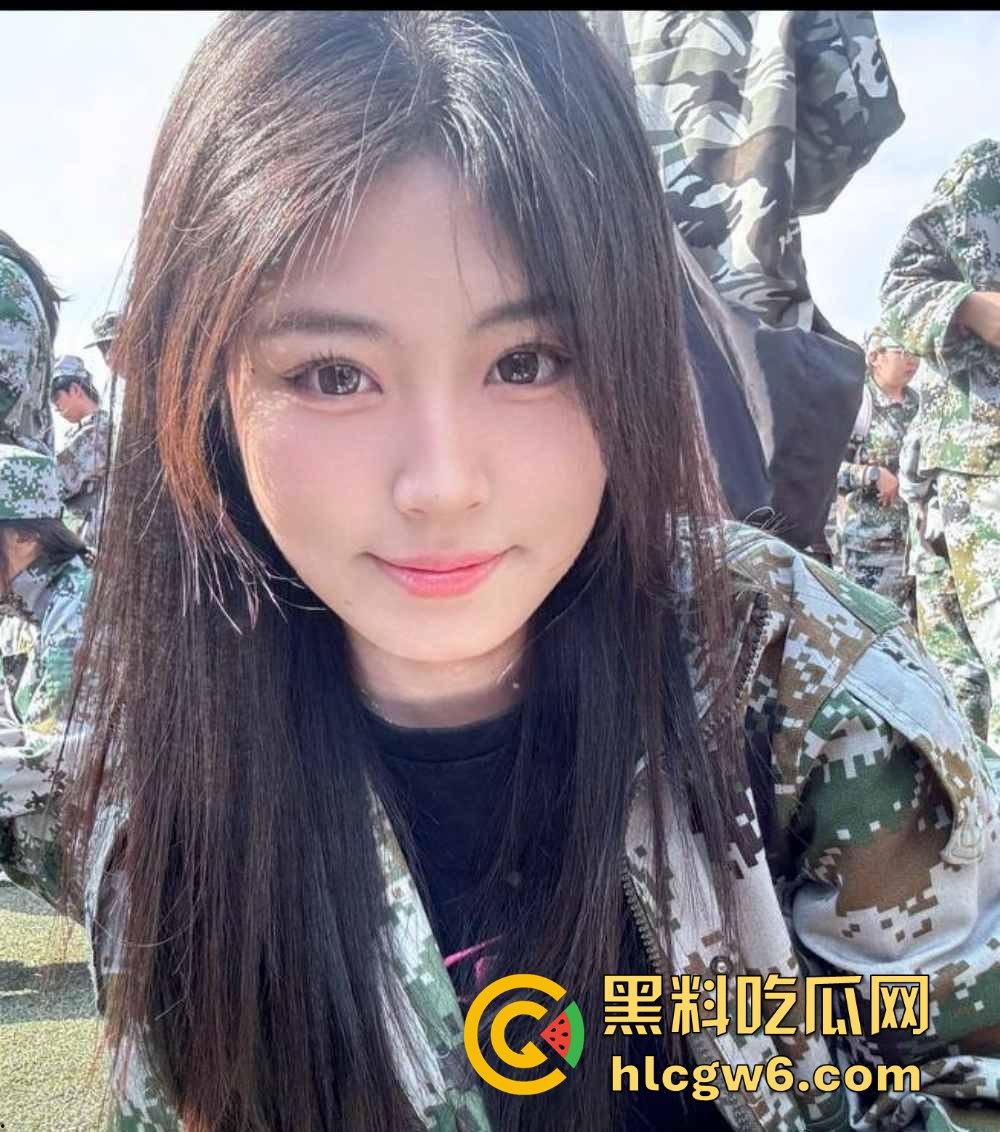 河南19岁反差嫩妹【李鑫楠】啪啪视频流出,表面清纯内心骚浪，年纪小却性欲强烈，床上姿势解锁太狠了！-5