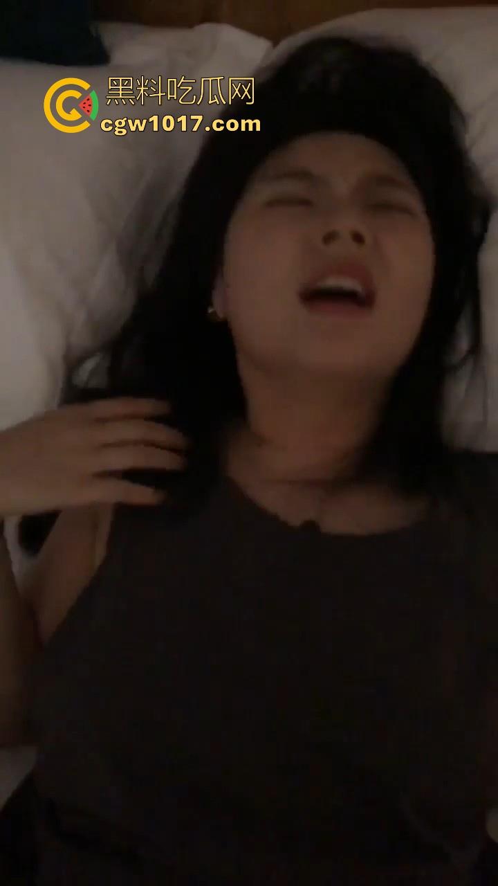 醉酒带回极品美女，一开始还抗拒插入，大鸡巴塞进去了瞬间老实，狂插到底淫水直流，怎么能这么骚啊！-6