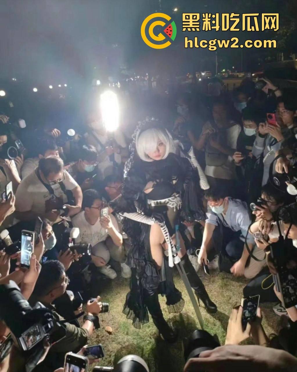 广州萤火虫漫展惊现真空上阵 一Coser不穿内裤现身，引摄影师蜂拥狂拍，正面视频曝光！-9