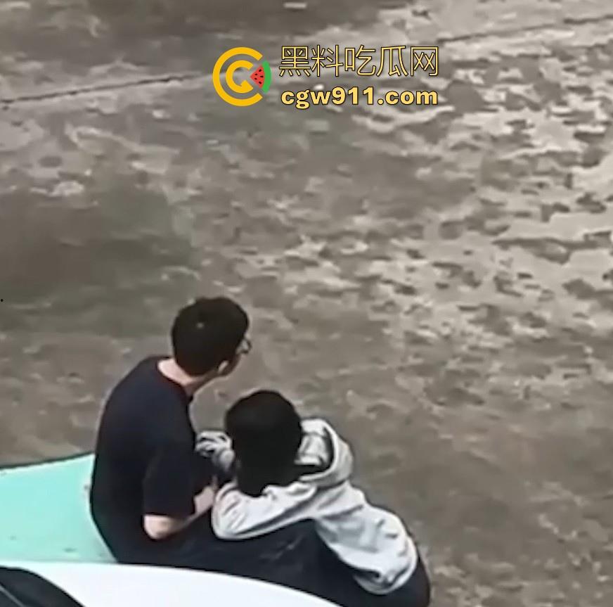 情侣小区公共篮球场情不自禁激情野战，篮球架下偷吃禁果，女生专心吃鸡男生放风盯哨，极其刺激！-4