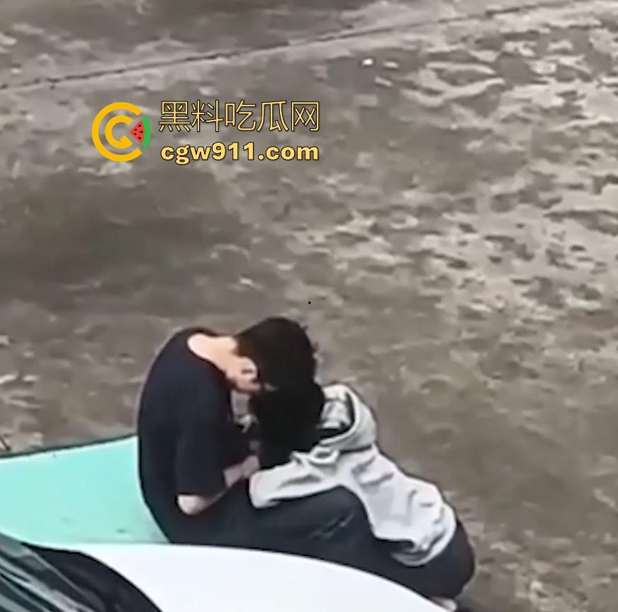 情侣小区公共篮球场情不自禁激情野战，篮球架下偷吃禁果，女生专心吃鸡男生放风盯哨，极其刺激！-5