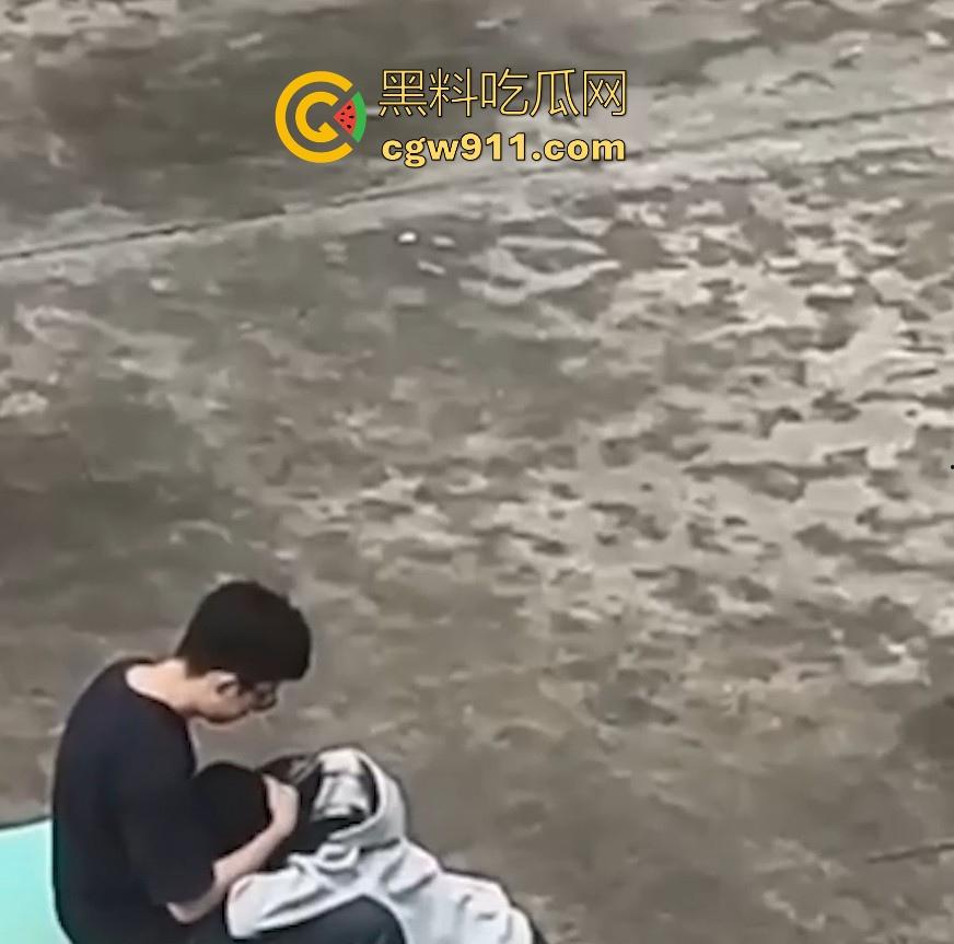 情侣小区公共篮球场情不自禁激情野战，篮球架下偷吃禁果，女生专心吃鸡男生放风盯哨，极其刺激！-6