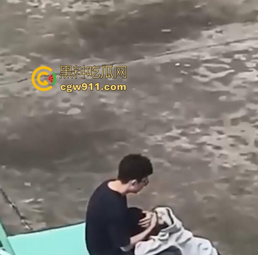 情侣小区公共篮球场情不自禁激情野战，篮球架下偷吃禁果，女生专心吃鸡男生放风盯哨，极其刺激！-9