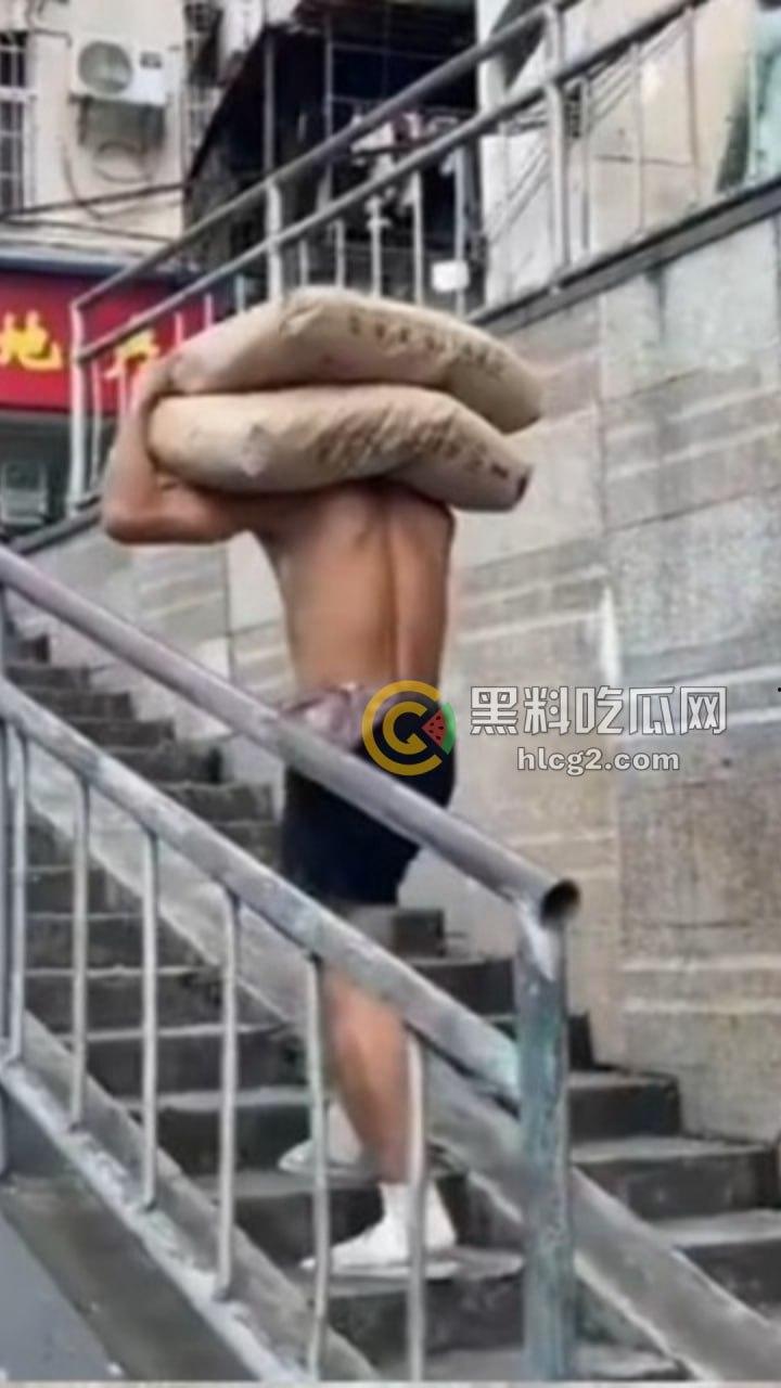 35岁小伙靠扛楼一天赚1000多，短短一年多攒下40万，赚钱秘密曝光！-1