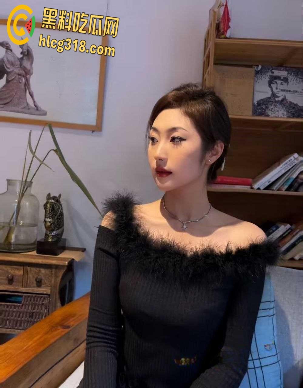 天津外国语大学校花【孟嘉惠】，微乳蝴蝶逼与男友酒店大戏，开档黑丝都遮不住粉粉的嫩逼 ！-1