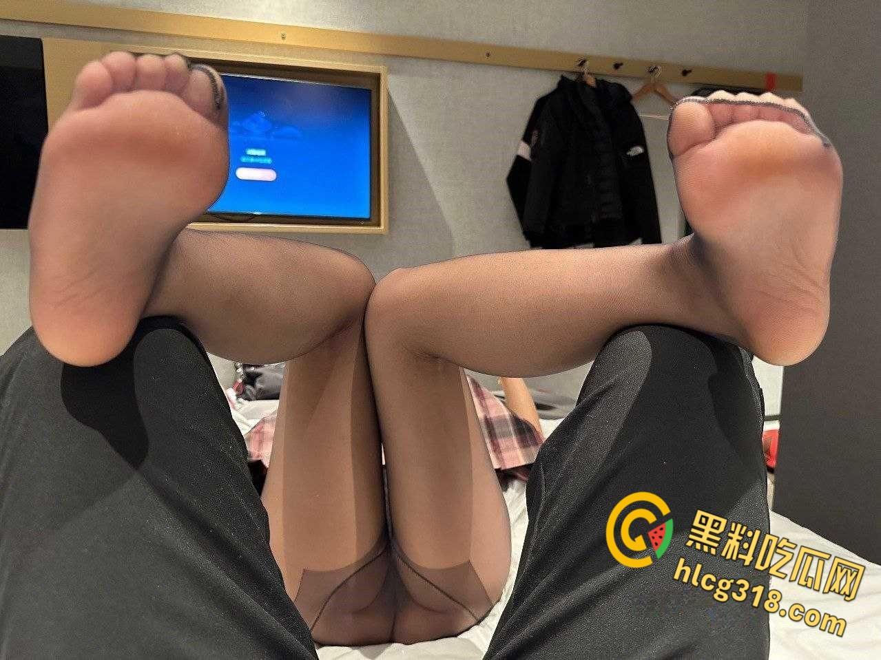 天津外国语大学校花【孟嘉惠】，微乳蝴蝶逼与男友酒店大戏，开档黑丝都遮不住粉粉的嫩逼 ！-5