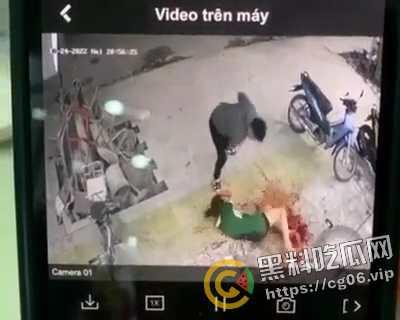 越南第一狠人！前男友怒砍现任狗男女 人狠刀快  血直接喷的满地都是  现场血腥画面曝光-1