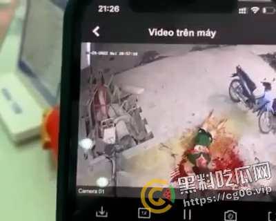 越南第一狠人！前男友怒砍现任狗男女 人狠刀快  血直接喷的满地都是  现场血腥画面曝光-3