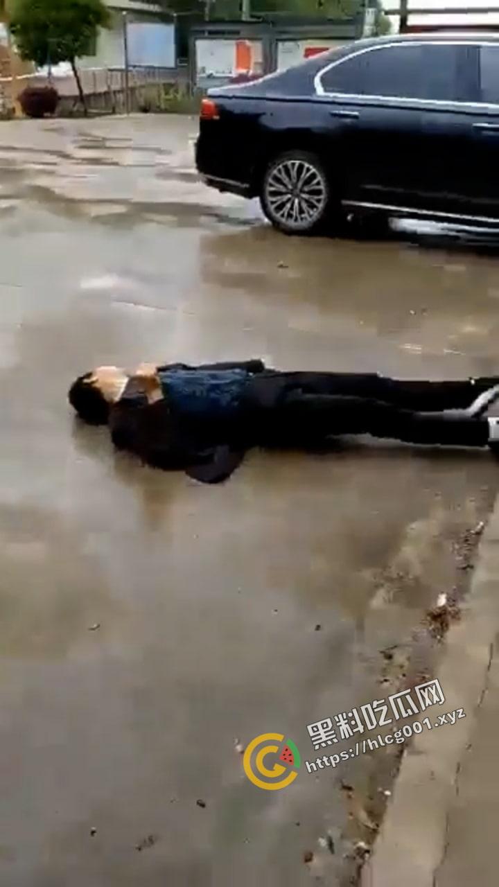 湖南省新宁县回龙村一村民与村委书记发生争执并将其当场捅死。视频由现场一名女村委委员拍下发在村群里喊人过来救命。-6