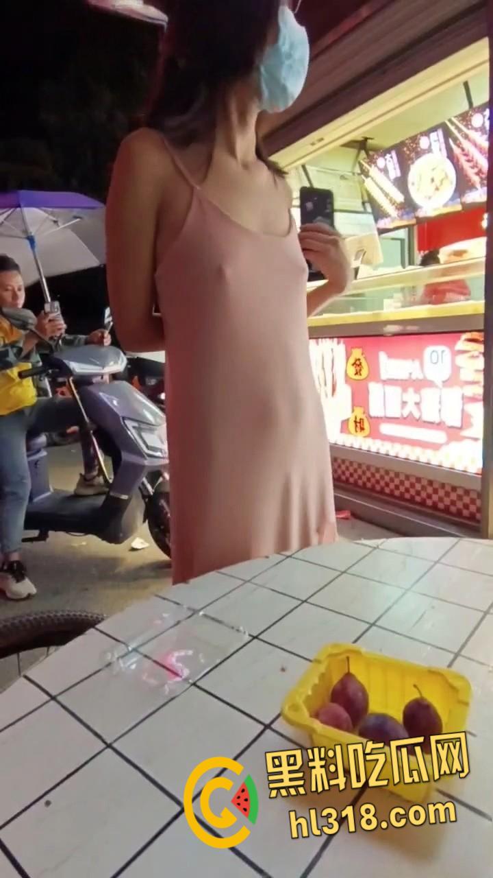 推特福利姬大学生【小哪吒】，公园户外露出找刺激，全裸酮体红丝袜性感撩人 !-1