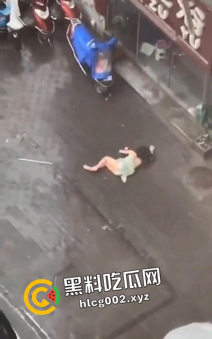 湖北少妇足浴店偷情被捉奸在床 内裤都来不及穿被逼上窗台 从三楼坠落 现场视频流出-4