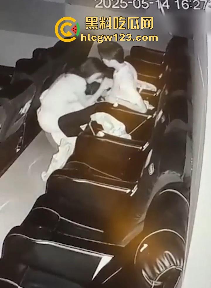 电影院监控下 情侣吃鸡被抓包 角落里埋头猛吸十分刺激 尺度炸裂到让人脸红心跳！-4