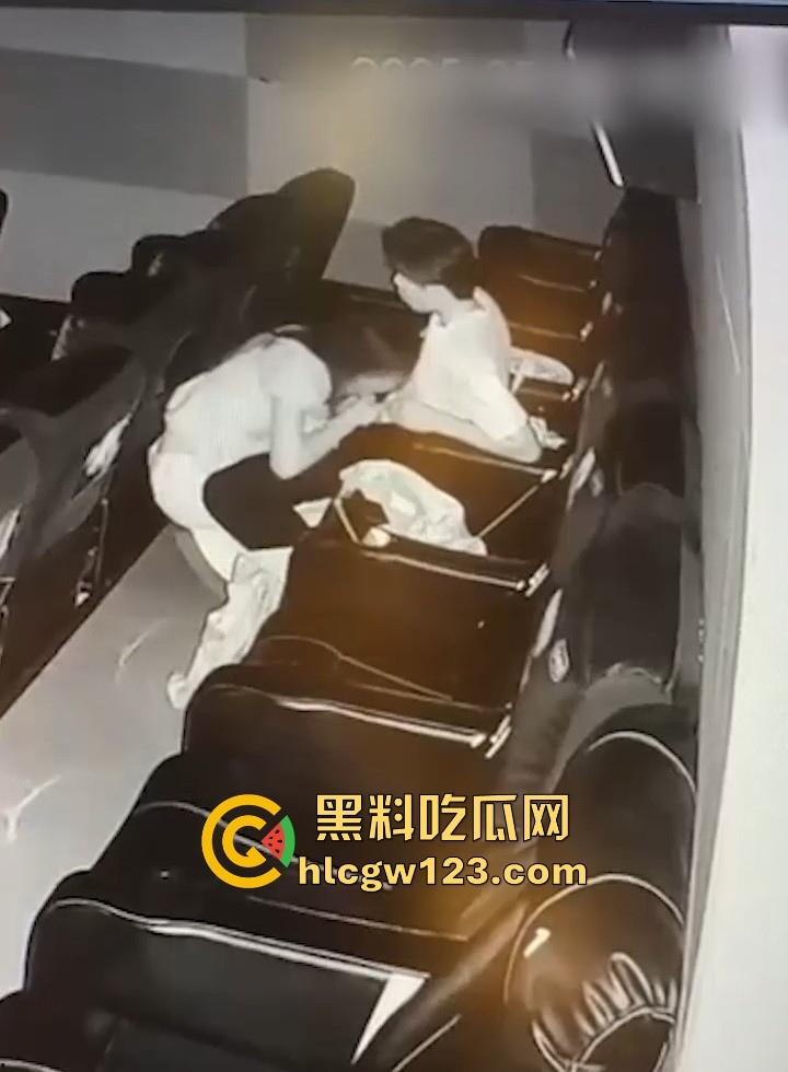 电影院监控下 情侣吃鸡被抓包 角落里埋头猛吸十分刺激 尺度炸裂到让人脸红心跳！-6