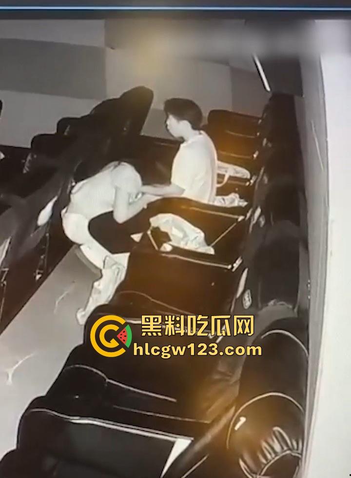 电影院监控下 情侣吃鸡被抓包 角落里埋头猛吸十分刺激 尺度炸裂到让人脸红心跳！-8