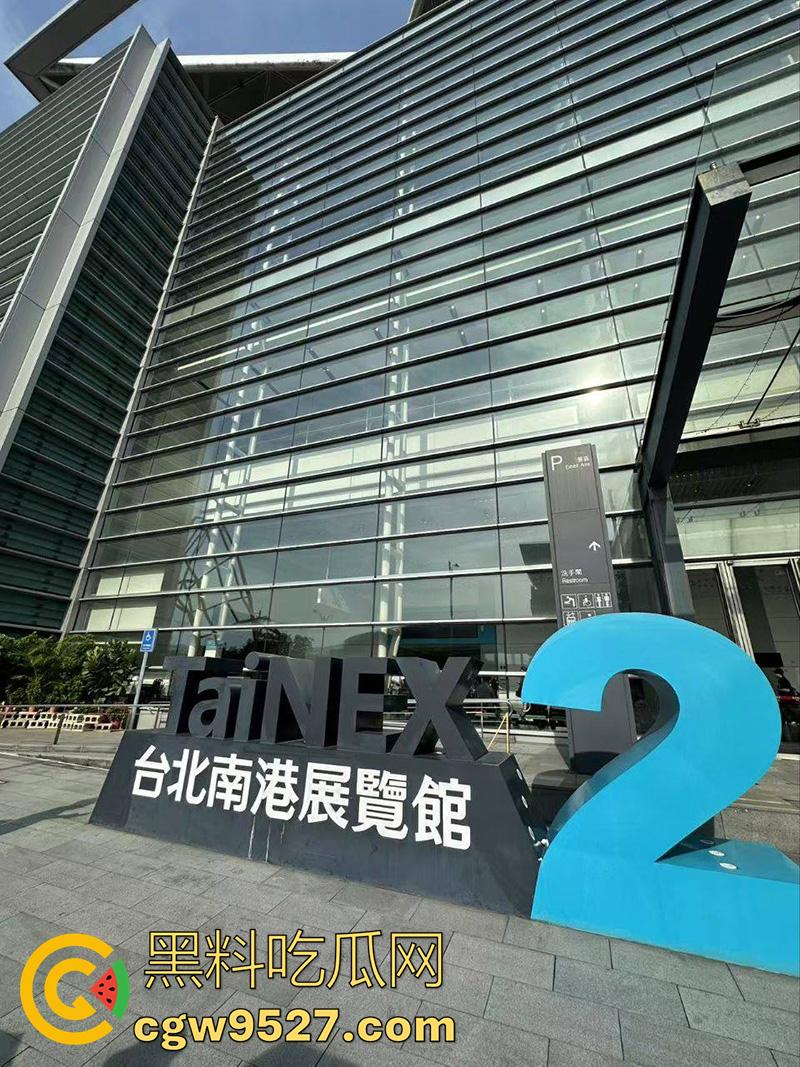 这才是男人天堂啊，台湾成人展盛况，各路老师齐聚一堂，大胆展示性爱姿势，这里面有你喜欢的老师吗？-1