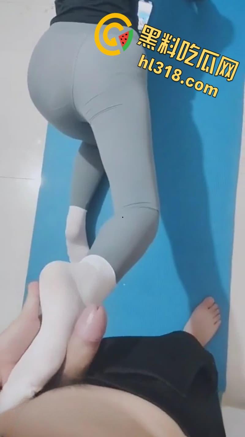 海角乱伦大神，淫乱姐弟开房打电话偷情，敏感姐姐水流成河，无套猛干高潮不断 !-4