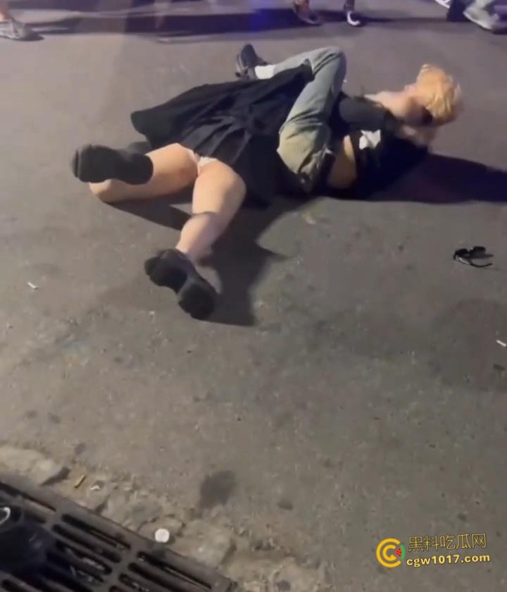 彪悍小仙女街头暴走，狂揍黄毛精神小伙，大白屁股极度辣眼，短裙外翻内裤都漏出来了，小伙被压在身下怀疑人生 ！-4
