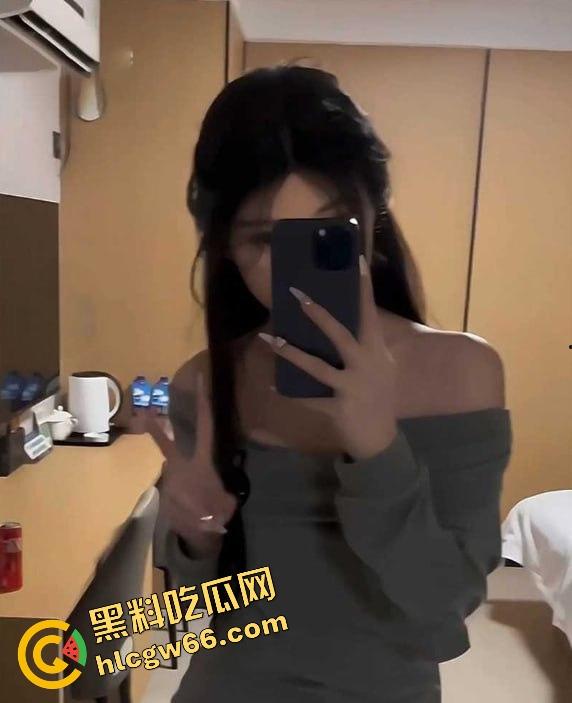 高颜值网红 【Puppy袭月】 酒店约炮私拍流出! 骑乘后入无套疯狂抽送 极品女神沦为性玩具!-1