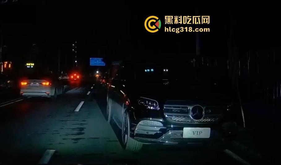 夜晚停车位偶遇户外博主，马路边操逼，灯光移开马上继续，也不知道有没有吓阳痿！-7