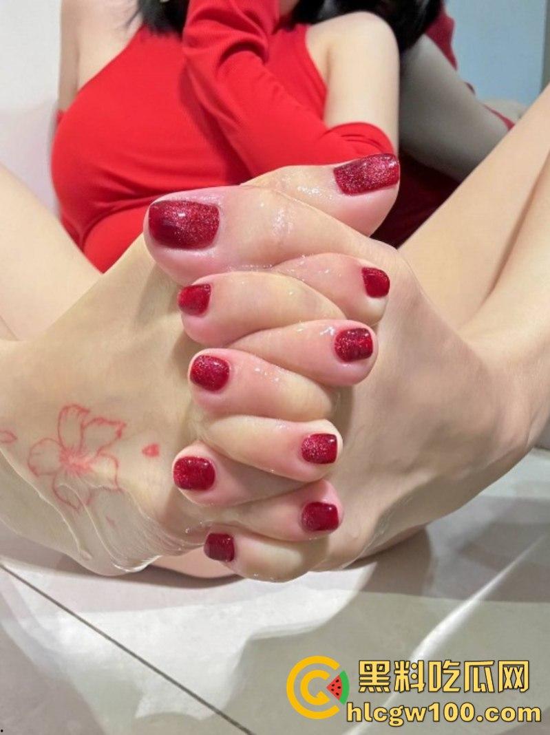 足控福音！推特姨系博主怕【卡卡xi_】致命美脚风骚秀 丁字裤勒馒头逼 对镜大方玩鸡巴！-4