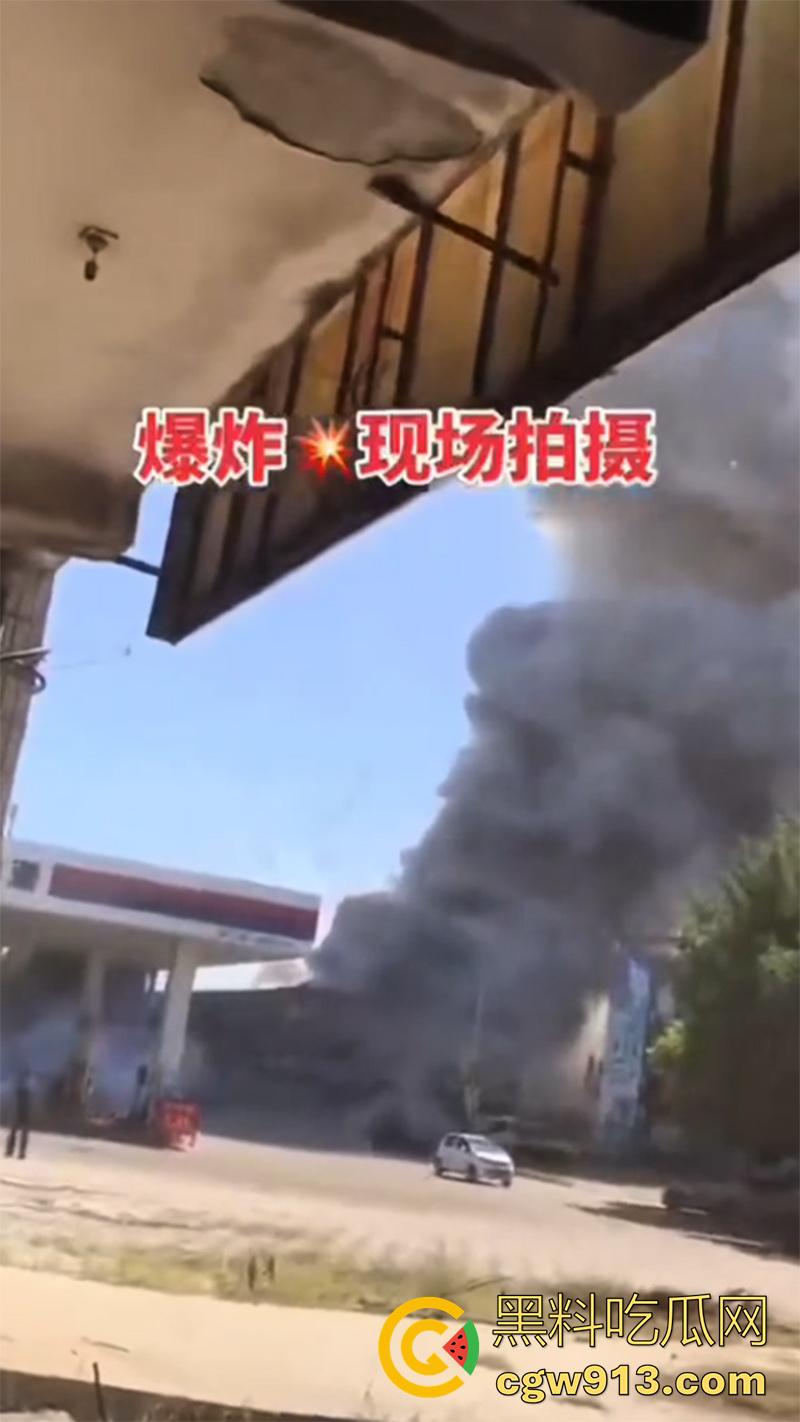 河北邢台内丘县，发生特大爆炸事件，现场浓烟滚滚还有烟花爆竹声，疑似废品收购站起火导致！-3