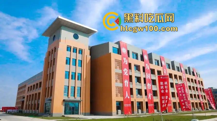 郑州商学院教室不学计算机学日逼，监控直接曝光成年度大瓜，教室性价比吊打大床房，同学你火了知道吗？-3